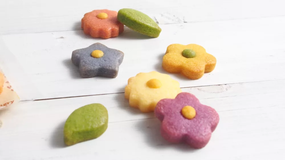 野菜や果物パウダーで着色したナチュラルで優しいお花のクッキー